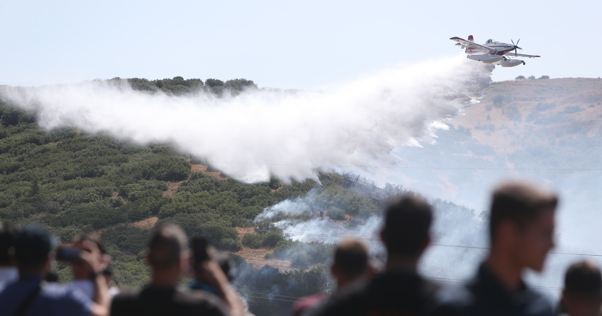 Φωτιά στο Δερβένι: Μεγάλη μάχη με τις φλόγες - Πάνω από 100 πυροσβέστες και 10 εναέρια στο μέτωπο