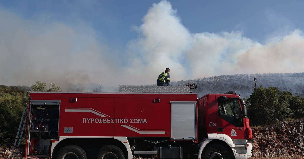 Τιτάνια μάχη με τις φλόγες στην Οινόη: «Η φωτιά καίει σε καμμένες εκτάσεις» - «Έτοιμοι για εκκένωση»