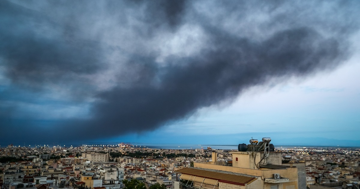 Πώς θα κινηθεί τοξικό νέφος από τη φωτιά στο Ωραιόκαστρο: Στον εισαγγελέα ο 76χρονος οδηγός του ΙΧ