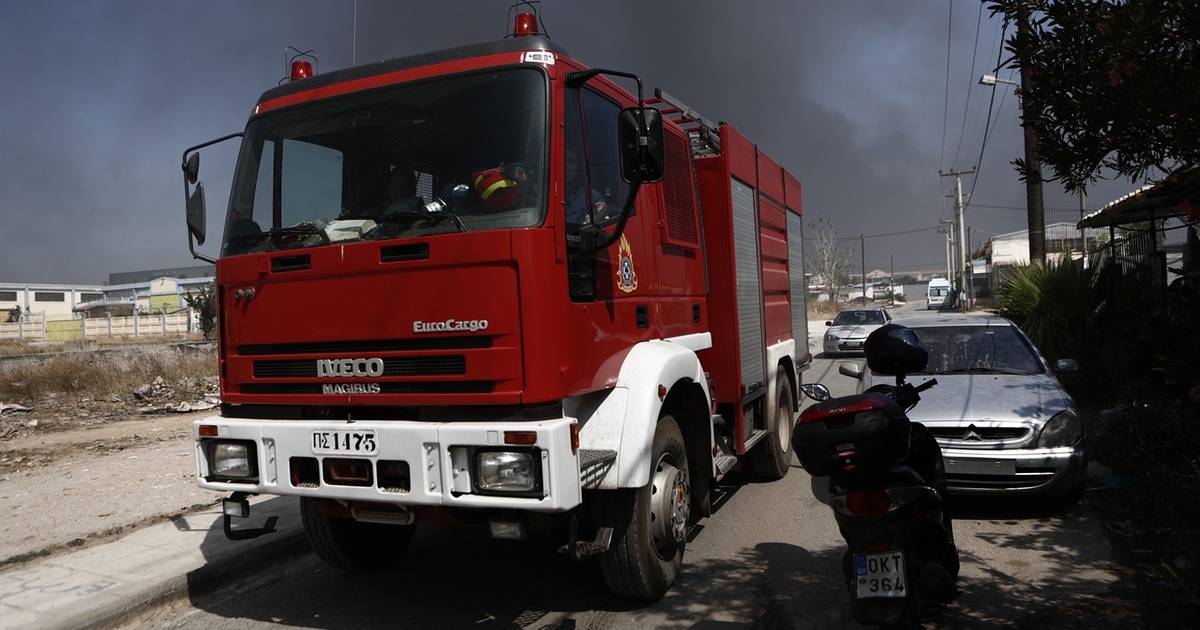 Φωτιά τώρα στον Ασπρόπυργο σε χώρο με ανταλλακτικά: Μεγάλη επιχείρηση της Πυροσβεστικής