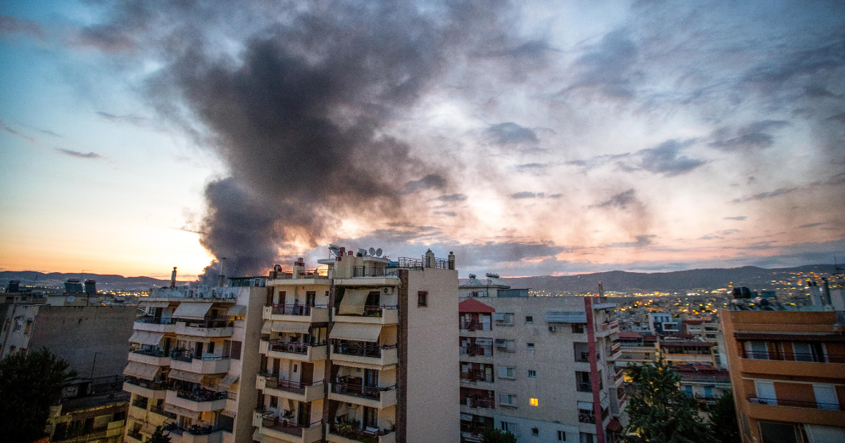 Φωτιά στο Ωραιόκαστρο: Επιχωματώσεις για να θαφτούν οι φλόγες - Προσοχή στο τοξικό νέφος