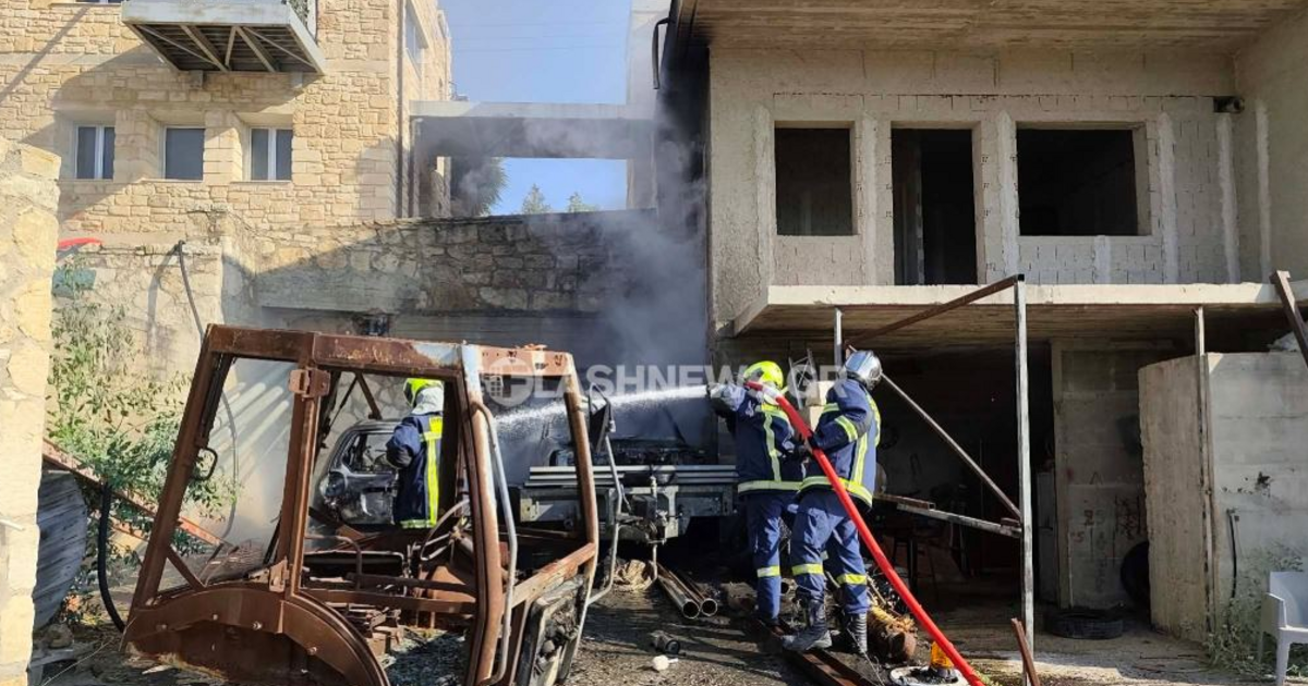 Χανιά: Στις φλόγες τυλίχθηκαν δύο αυτοκίνητα, δίπλα σε σπίτια