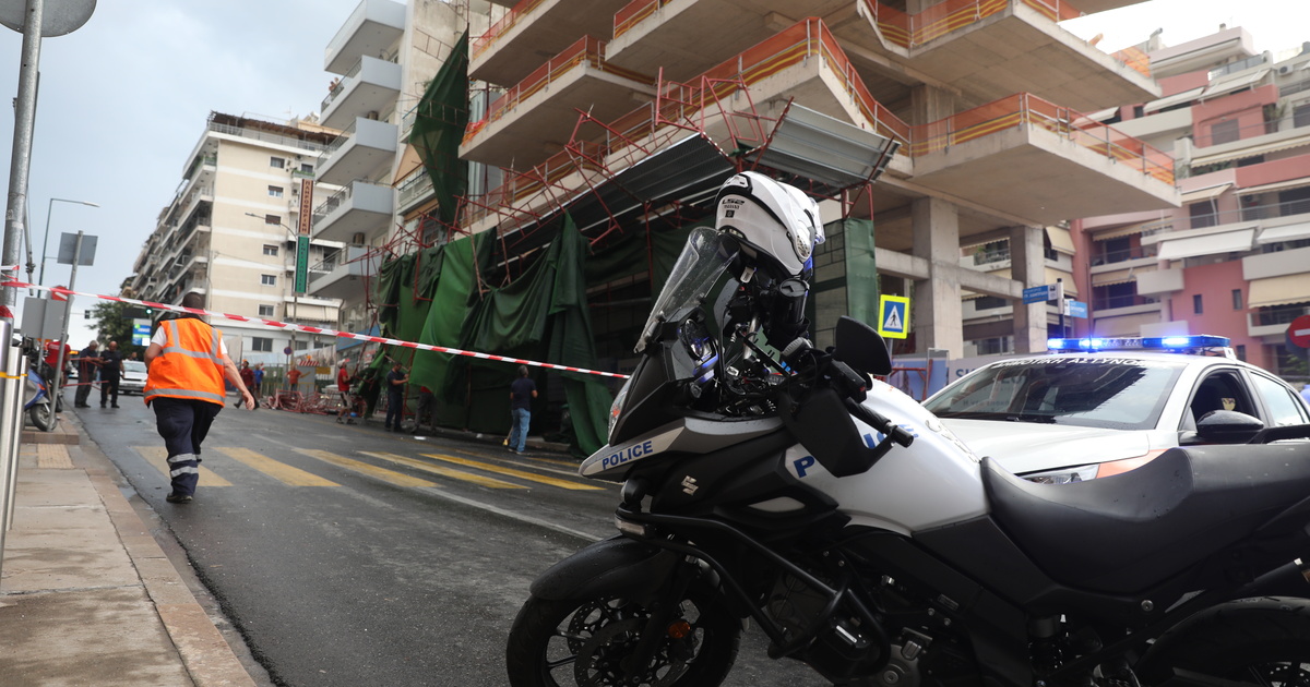 Προβλήματα από την κακοκαιρία στην Αττική: Πτώση δέντρου στην Πέτρου Ράλλη - Κατέρρευσε σκαλωσιά στον Πειραιά