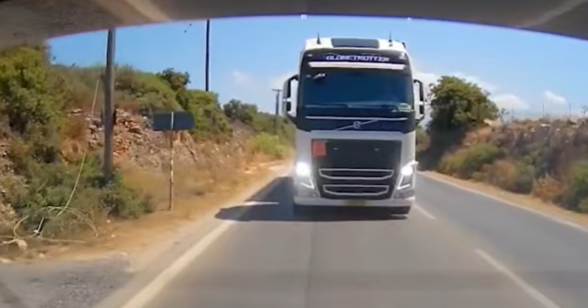 Η αλήθεια για την οδήγηση στην Ελλάδα σε 32'': Βυτιοφόρο παίζει φώτα και κάνει προσπέραση