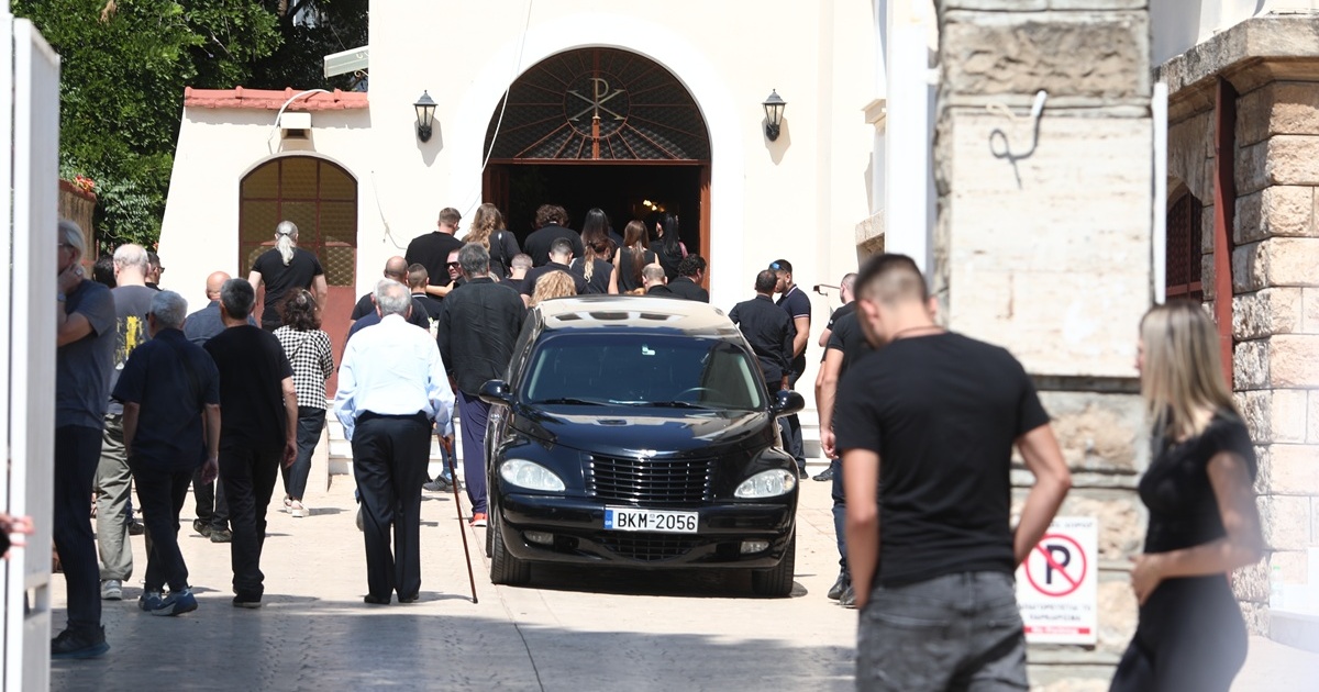 Λορέντζο Καριέρε: Βαρύ το κλίμα στην κηδεία του - Με δάκρυα τον αποχαιρετούν οικογένεια και φίλοι