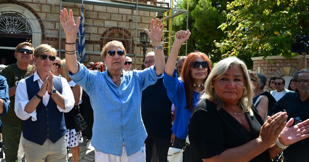 «Αθάνατη»: Ρίγη συγκίνησης στο τελευταίο «χειροκρότημα» για τη Μαίρη Λίντα