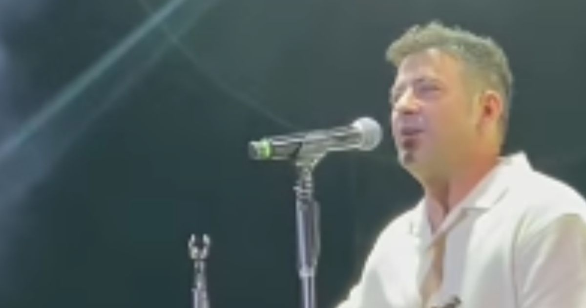 Ο «Μάρκος» από το Ευτυχισμένοι Μαζί έσκασε σε live του Apon, τραγούδησε το «Η Αγάπη μου ένα Βράδυ»