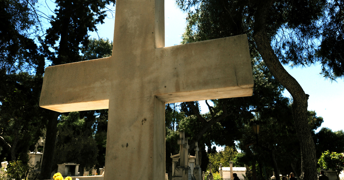 Μακάβρια κρύπτη: Συνελήφθη 36χρονος που έκρυβε ναρκωτικά και ζυγαριές σε μνήμα συγγενή του