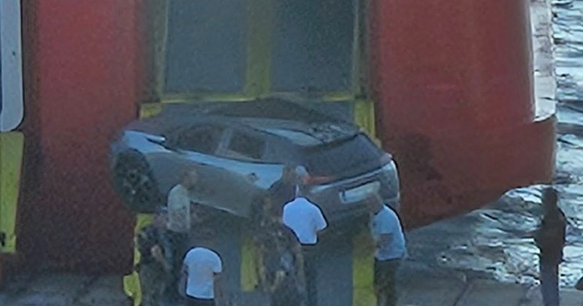 Καλά πήγε αυτό: Οδηγός σφήνωσε το αυτοκίνητό του σε καταπέλτη πλοίου στη Ραφήνα