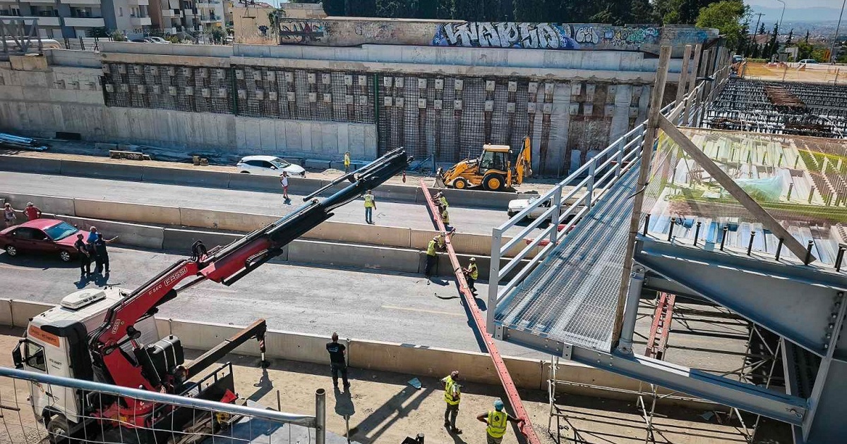 Θεσσαλονίκη: Γερανός χτύπησε γέφυρα στον Περιφερειακό - Βίντεο από τη στιγμή του ατυχήματος