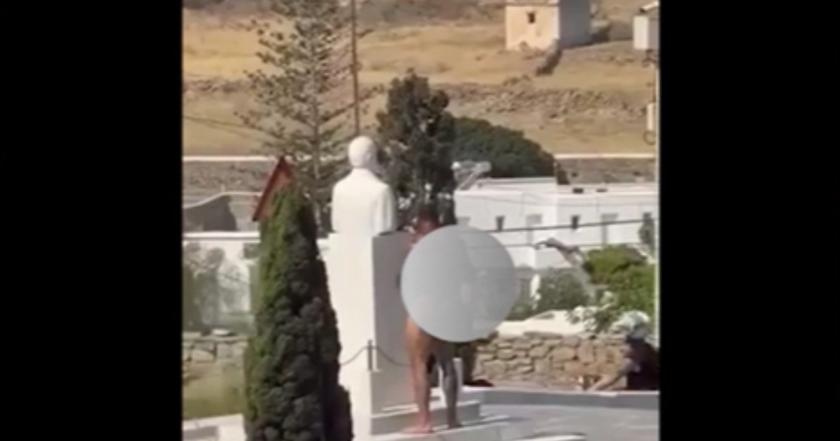 Μύκονος: Συνελήφθη ο τουρίστας που πόζαρε γυμνός μπροστά από το άγαλμα του Καραμανλή