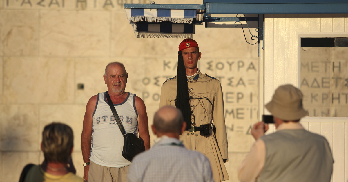 Είναι τελικά η Ελλάδα τόσο άσχημη όσο την παρουσιάζει ο πατέρας του;