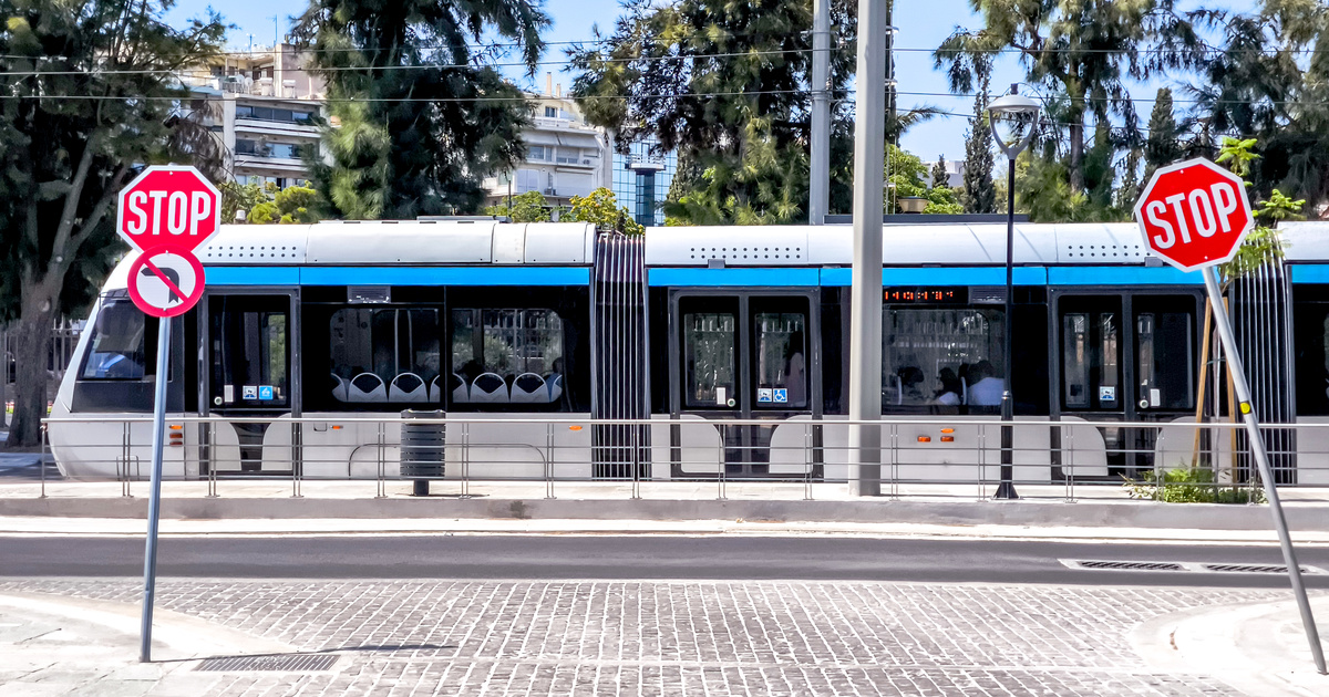 ΣΤΑΣΥ: Πειθαρχική διαδικασία για τον οδηγό του τραμ που κάπνιζε με τα πόδια στην κονσόλα