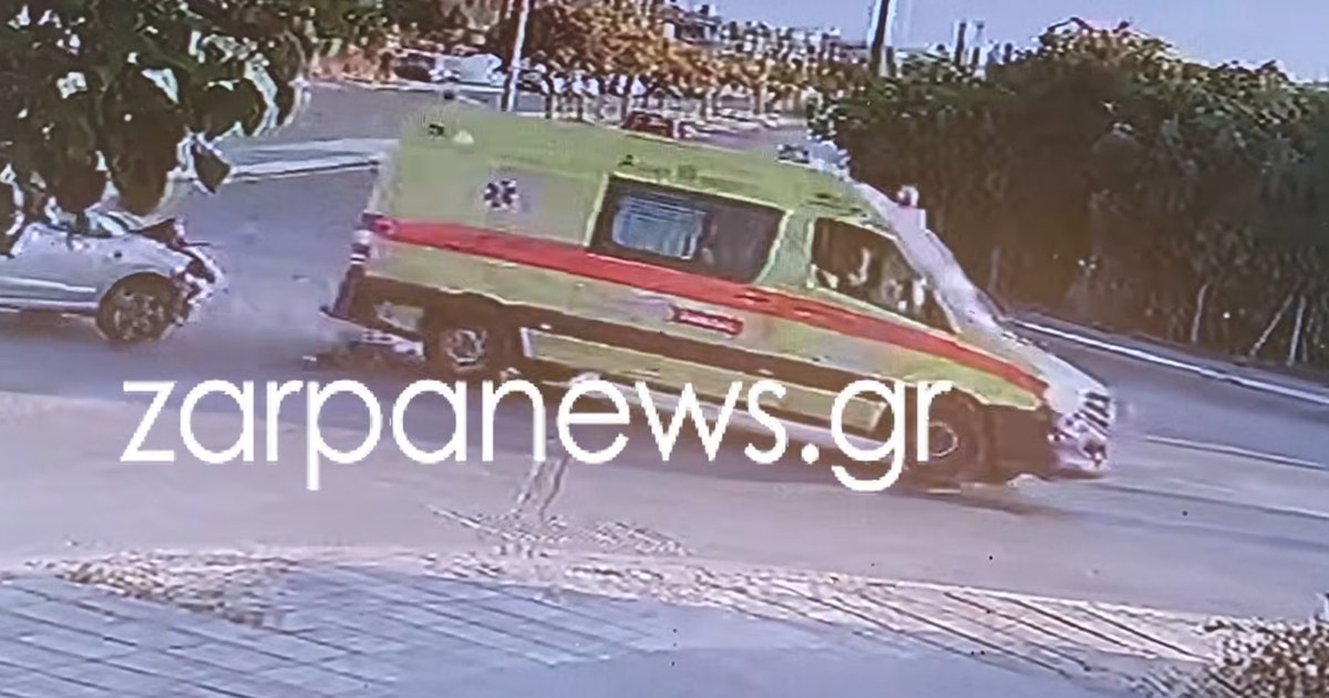 Τροχαίο δυστύχημα στα Χανιά: Βίντεο - σοκ με τη στιγμή που ανατρέπεται το ασθενοφόρο του ΕΚΑΒ