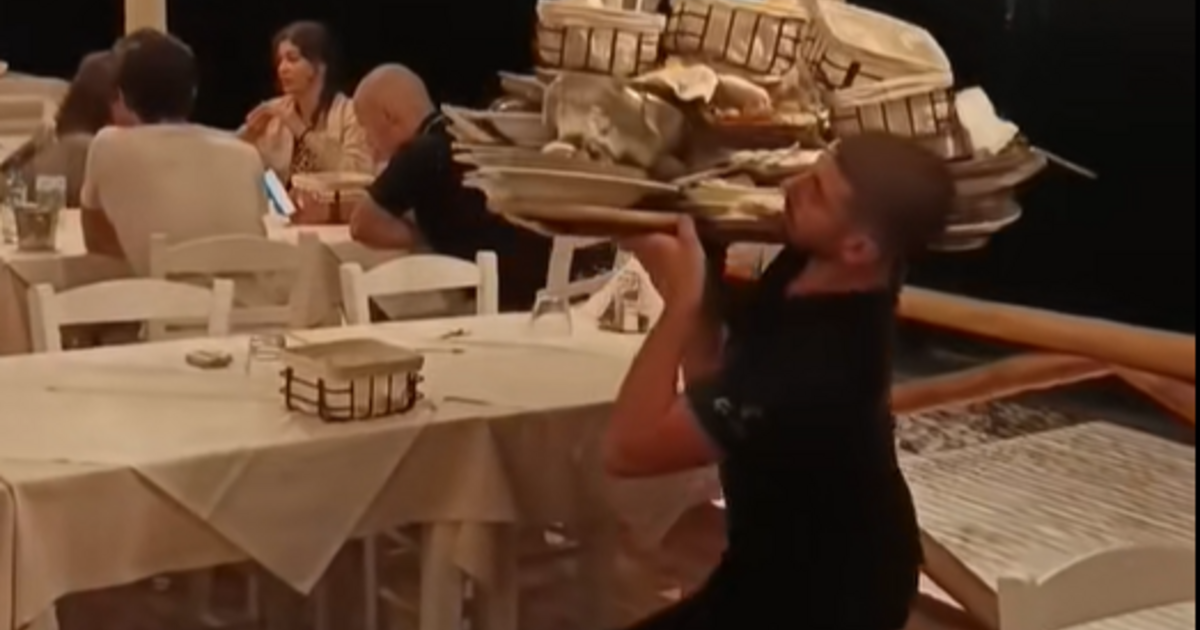 Viral σερβιτόρος ταβέρνας που σήκωσε φορτωμένο δίσκο στον έναν ώμο για ένα challenge