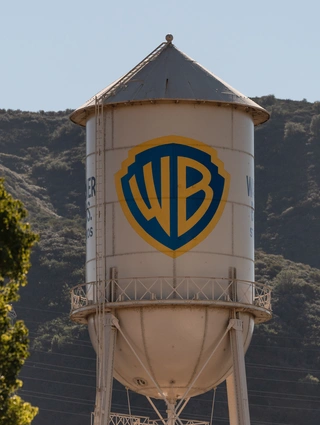 στούντιο της Warner Bros. στο Μπέρμπανκ της Καλιφόρνια, την Παρασκευή 5 Δεκεμβρίου 2025. (AP Photo/Jae C. Hong)