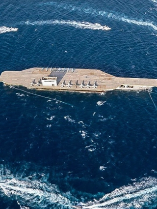 Iρανικά στρατιωτικά μαχητικά σκάφη περικυκλώνουν ένα ομοίωμα αεροπλανοφόρου κατά τη διάρκεια πολεμικής άσκησης στο Στενό του Ορμούζ 