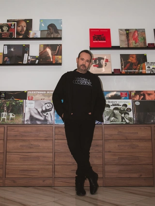 Ο Κώστας Μακεδόνας στο Personas του Reader.