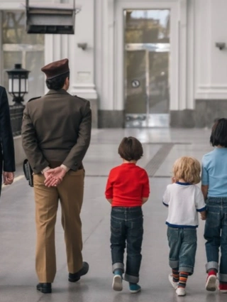 Σκηνή από το ντοκιμαντέρ του Disney+ «Οι εγκαταλελειμμένοι» 