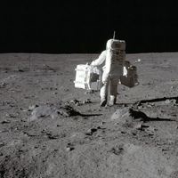 Αστροναύτης στην επιφάνεια της Σελήνης