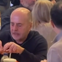 Ο Γιάννης Αλαφούζος τρώει KFC