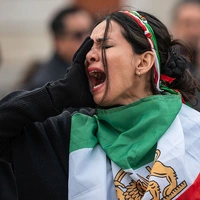 Γυναίκα κατά τη διάρκεια διαμαρτυρίας στο Ιράν