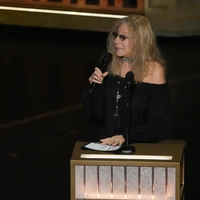 Η Μπάρμπρα Στάιζαντ μιλάει για τον Ρόμπερτ Ρέντφορντ κατά τη διάρκεια του αφιερώματος «In Memoriam» κατά τη διάρκεια των βραβείων Όσκαρ την Κυριακή 15 Μαρτίου 2026, στο Dolby Theatre στο Λος Άντζελες. (AP Photo/Chris Pizzello)