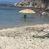 ομπρελα στη θαλασσα