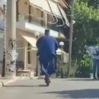 Παπάς κόβει βόλτες με ηλεκτρικό πατίνι
