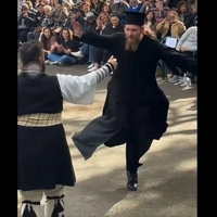 Παπάς χορεύει σε πανηγύρι 