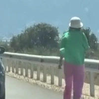 Ζευγάρι τσακώθηκε στο δρόμο, η γυναίκα βγήκε από το αυτοκίνητο και το πηρε με τα πόδια