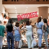 Κοσμος μπροστα σε βιτρινα καταστηματος κατα τις θερινες εκπτωσεις