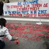 Φοιτητές γράφουν ξανά τα ονόματα των νεκρών από τα Τέμπη στη Βουλή