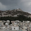 Λυκαβηττός με μαύρα σύννεφα
