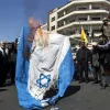 Ιρανοί διαδηλωτές καίνε σημαία του Ισραήλ