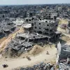 Αεροφωτογραφία δείχνει την κατεστραμμένη πόλη Χαν Γιουνίς στη Λωρίδα της Γάζας, μετά την αποχώρηση του ισραηλινού στρατού από την περιοχή