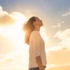 Γυναίκα κοιτάει προς τον ουρανό