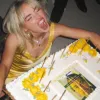 Η Σαμπρίνα Κάρπεντερ κρατάει τούρτα με φωτογραφία του Λεονάρντο Ντι Κάπριο