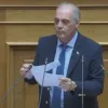 Ο Κυριάκος Βελόπουλος έσκισε τη Συμφωνία των Πρεσπών στη Βουλή