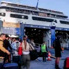 Πολίτες αναχωρούν με πλοίο για τις διακοπές τους