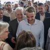 Ο Κυριάκος Μητσοτάκης συνομιλεί με πολίτες στην Κρήτη