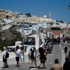 Τουρίστες στη Σαντορίνη