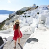 Ελληνίδα περπατά στη Σαντορίνη