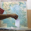 Πολίτης ρίχνει την ψήφο στην κάλπη