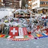 Λουλούδια και κεριά για τα θύμα της τραγωδίας στο Κραν Μοντανά