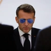 Ο Εμανουέλ Μακρόν με τα γυαλιά ηλίου του