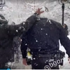 Χιονόμπαλες στους αστυνομικούς