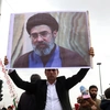 Ιρανός κρατάει μια φωτογραφία του Μοτζτάμπα Χαμενεΐ, γιου του Ανώτατου Ηγέτη του Ιράν, καθώς συμμετέχει στους εορτασμούς της 47ης επετείου της Ισλαμικής Επανάστασης στην Τεχεράνη του Ιράν