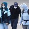 Επιβάτες από το κρουαζιερόπλοιο φτάνουν στο Αϊντχόφεν χανταιοσ πανδημια