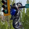 To GSXR που έκανε «κούνια μπέλα» στο φανάρι